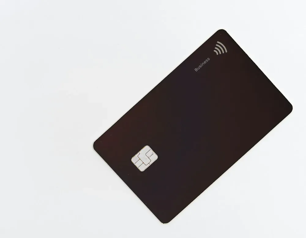 Tarjeta empresarial negra con chip sobre fondo claro